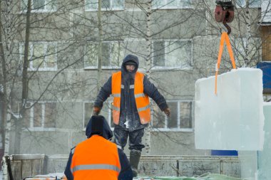 Boşaltma buz blokları, yükleyici portresi