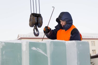 Boşaltma buz blokları, yükleyici portresi