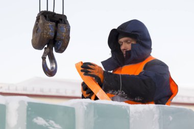 Boşaltma buz blokları, yükleyici portresi