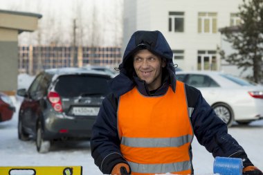 Turuncu yansıtıcı yelek yükleyicide portresi