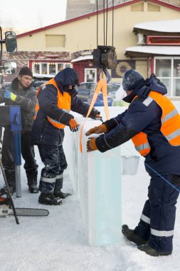 Kışın çalışan işçiler buz panelleri kuruyor