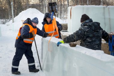 Kışın çalışan işçiler buz panelleri kuruyor