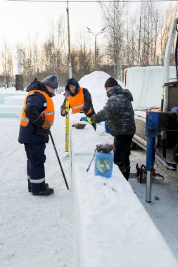 Kışın çalışan işçiler buz panelleri kuruyor