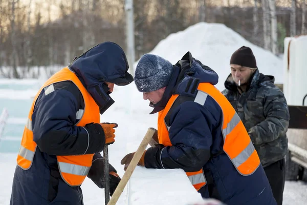 Trabajadores en ropa de trabajo de invierno instalando paneles de hielo —  Fotos de Stock