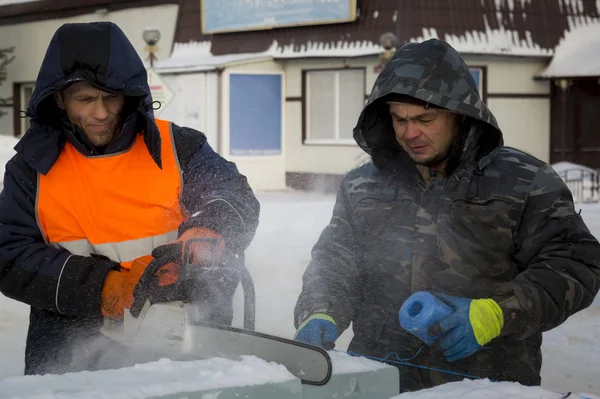 İşçi, buz panelini benzin testeresiyle kesti — Stok fotoğraf