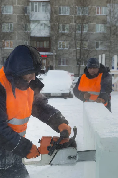 Trabajador corta panel de hielo con sierra de gasolina —  Fotos de Stock