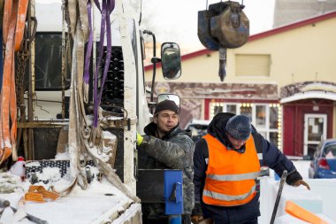 Kışın çalışan işçiler buz panelleri kuruyor