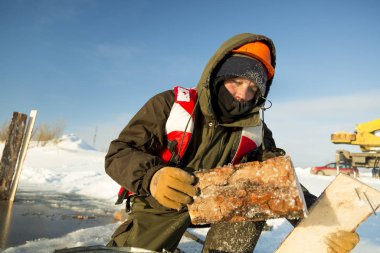 İşçi buz deliği için formları topluyor