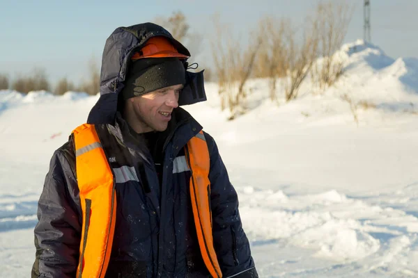 Lavoratore con un casco arancione con un cappuccio in testa — Foto Stock