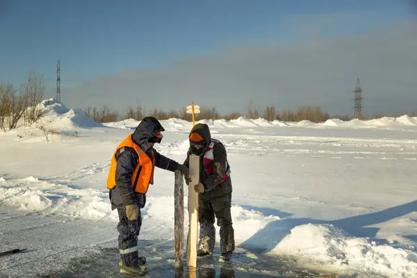 Workers collect the formwork for the ice hole — Stock Image Workers collect the formwork for the ice hole Stock Picture