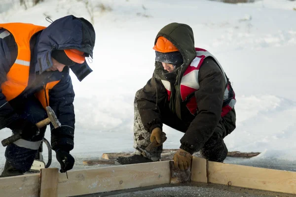 Workers collect the formwork for the ice hole — Stock Image Workers collect the formwork for the ice hole Stock Picture
