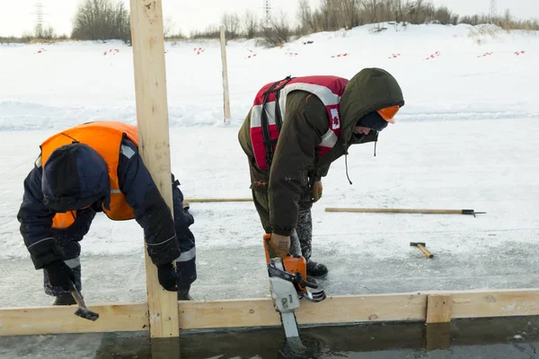 Workers collect the formwork for the ice hole — Stock Image Workers collect the formwork for the ice hole Stock Picture