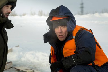 Buz kasabasının toplanma yerinde iki işçi.