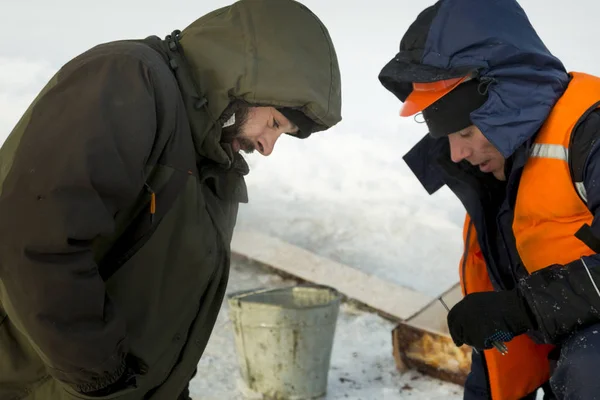 Dwóch pracowników w miejscu zbiórki lodowego miasteczka. — Zdjęcie stockowe