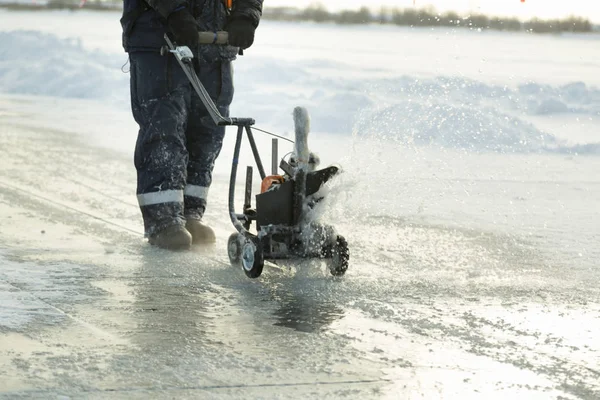 Segatrice sul ghiaccio di un lago ghiacciato — Foto Stock