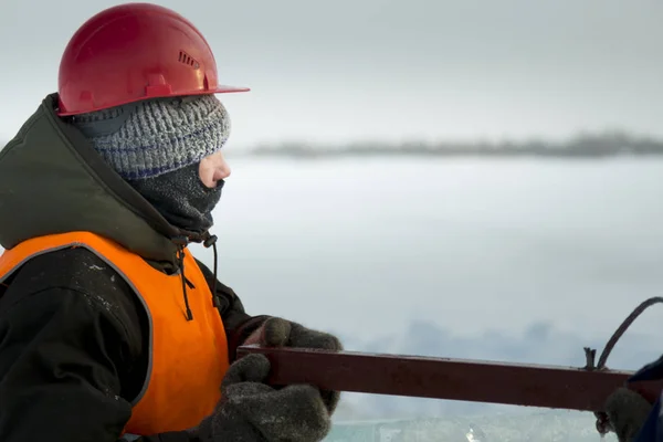 Kafasında kar maskesi olan bir işçinin portresi.