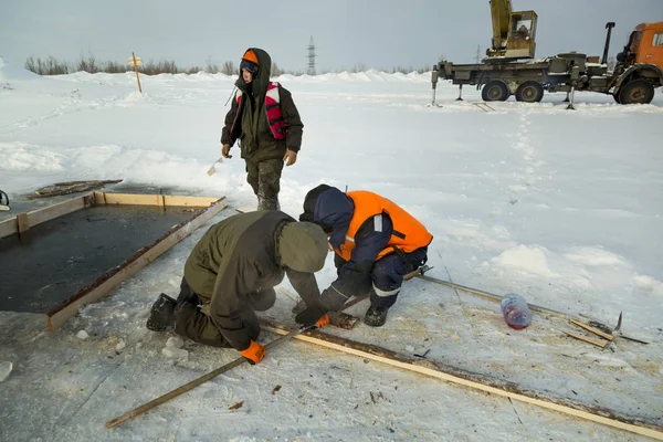 Workers collect the formwork for the ice hole — Stock Image Workers collect the formwork for the ice hole Stock Image