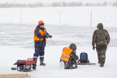 Buz blokları madencileri gölün buzunda
