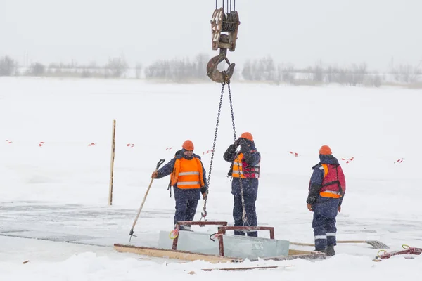 Las zapatillas controlan el surgimiento de los bloques de hielo . —  Fotos de Stock