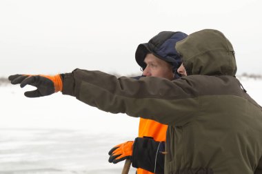 İnşaat alanında çalışan iki işçi.