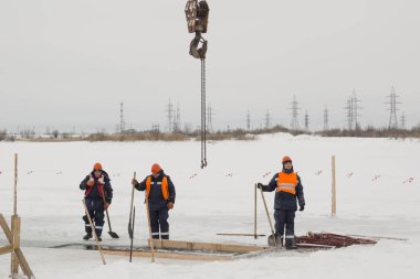 Ellerinde kürek olan işçiler.