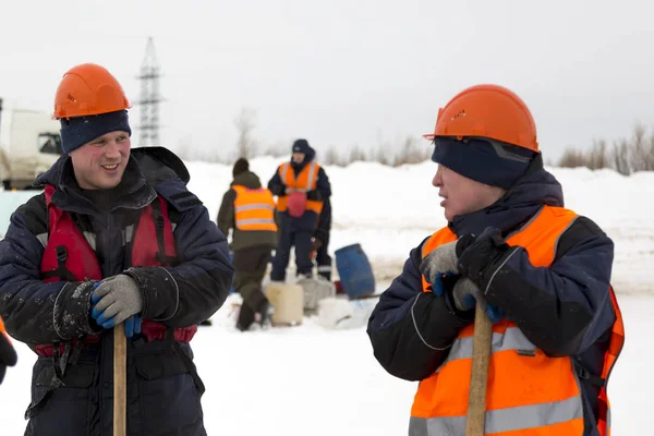 Arbetstagare vid monteringsplatsen för isstaden Stockbild