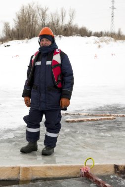 Kurulum alanında turuncu kasklı bir Slinger duruyor.