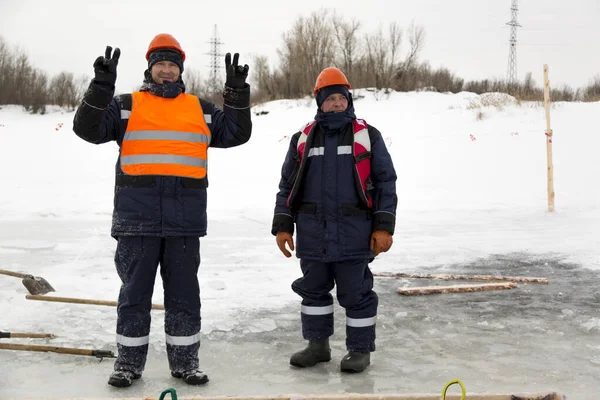 Dos trabajadores en el sitio del campo de hielo —  Fotos de Stock
