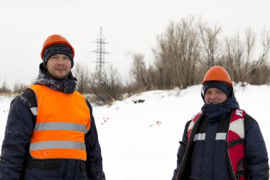 Buz kampında iki işçi var.