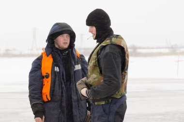 Kafasında kar maskesi olan bir işçinin portresi