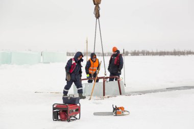 İşçiler yolda buz tutuyorlar.