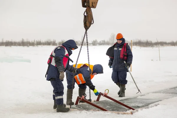 Trabajadores atrapan bloques de hielo en el carril —  Fotos de Stock