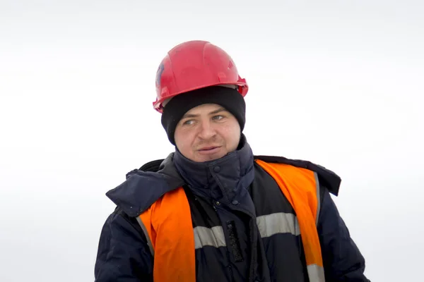 Retrato de un trabajador con casco naranja en el lugar de trabajo —  Fotos de Stock