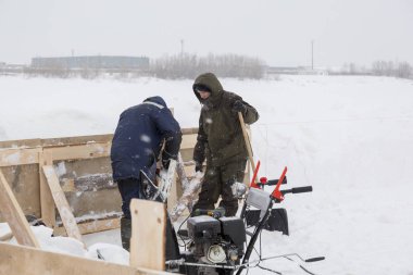 İnşaat alanında çalışan iki işçi.