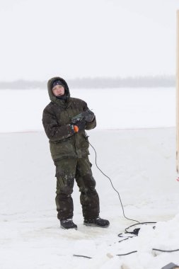 Elinde tornavida olan bir işçinin portresi.