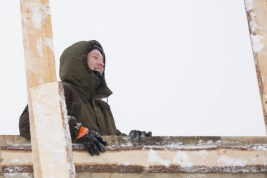 İnşaat alanında çalışan bir işçinin portresi.