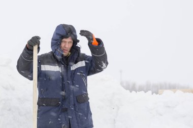 Elinde kürekle bir işçinin portresi.