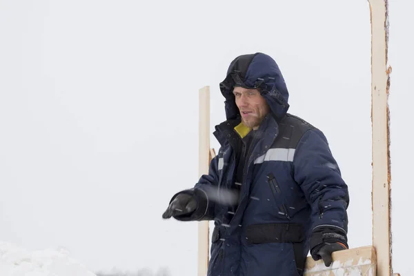 Portret van een arbeider in een overall op een bouwplaats — Stockfoto