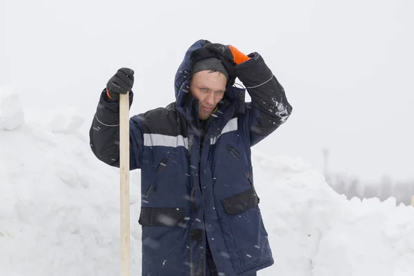 Portret van een arbeider met een schop in zijn handen — Stockfoto