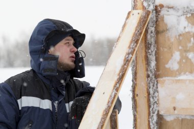 İnşaat alanında çalışan bir işçinin portresi.