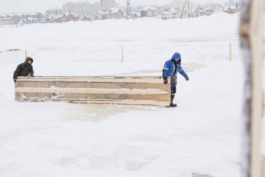 İnşaat alanında çalışan iki işçi.
