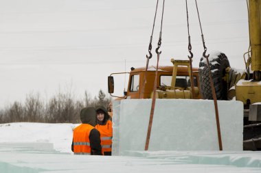 Buz kalıpları sevkiyatı için özel kış tulumu giymiş asalaklar.