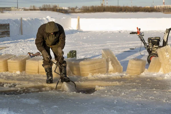 Monteur mit Stahlzange zieht Eisblock heraus — Stockfoto