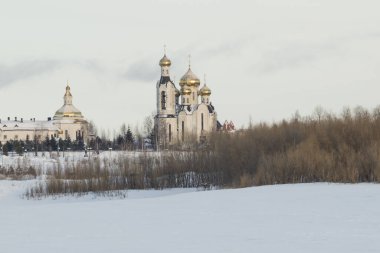 Şehrin arka planında donmuş bir nehrin manzarası.