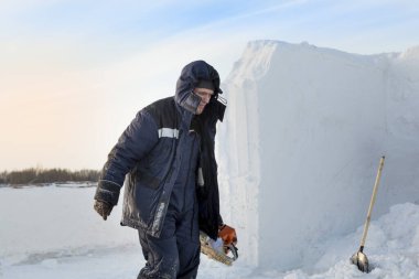 Onun elinde testere ile bir assembler portresi