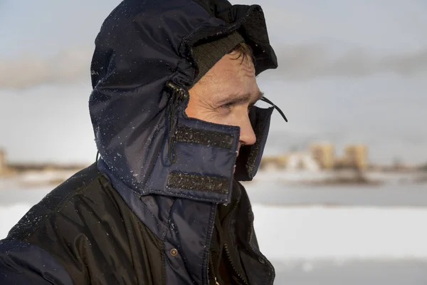 Portret van een arbeider in beschermende werkkleding met een kap op zijn hoofd — Stockfoto