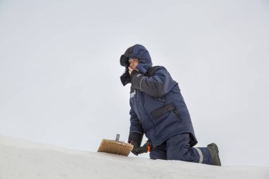 İnşaat alanında elinde fırçayla bir montajcı.