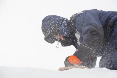 İnşaat alanında elinde fırçayla bir montajcı.
