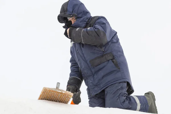 Assemblatore nel cantiere con una spazzola in mano — Foto Stock