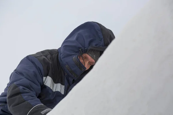 Werknemersgezicht close-up in januari — Stockfoto